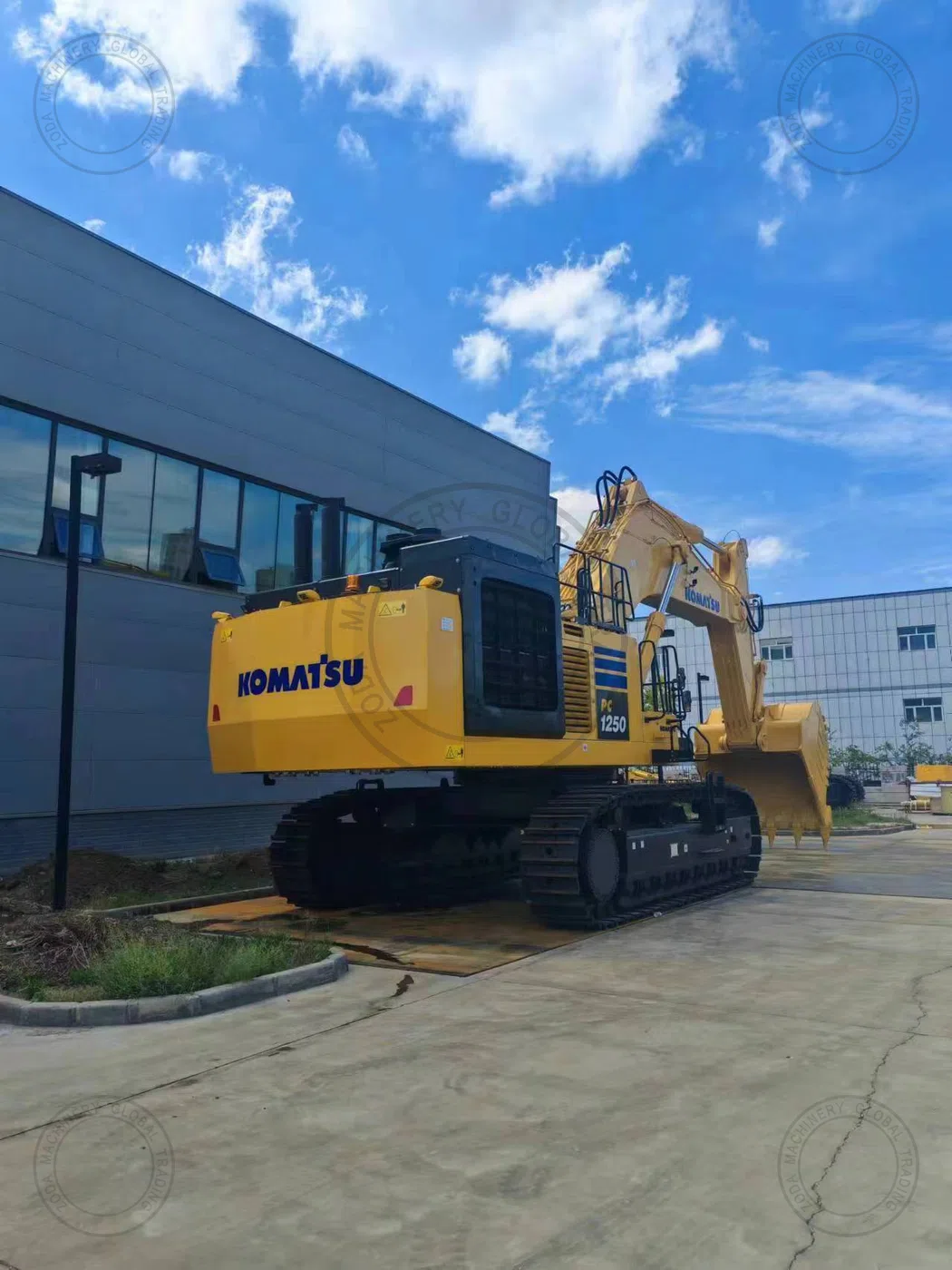 Used Excavator komatsu pc1250 for Sale photo 2